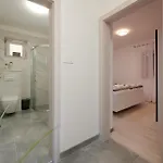 & Zaja Τρογκίρ