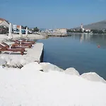 & Zaja Τρογκίρ