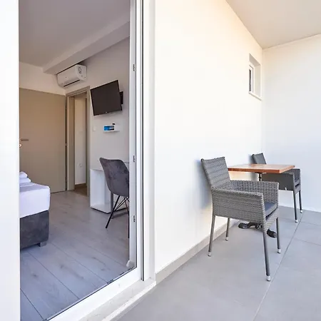 & Zaja * Трогір